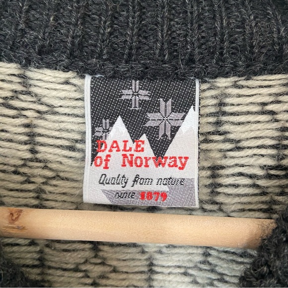 Dale of Norway Women’s Norwegian Fair Isle Print Thick Wool Sweater Medium - Picture 6 of 8